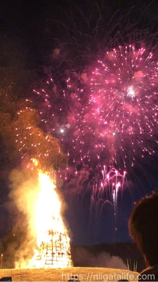 「古志の火まつり」で見た日本一の塞の神に感動！雪中花火と夜空に浮かぶスカイランタン