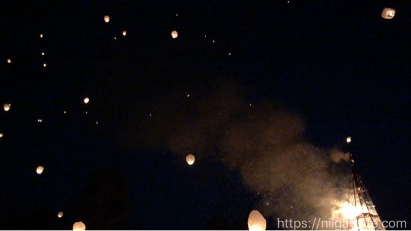 「古志の火まつり」で見た日本一の塞の神に感動！雪中花火と夜空に浮かぶスカイランタン