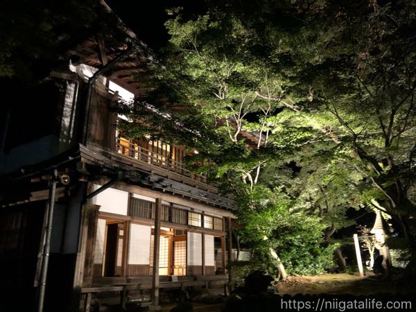 小千谷豪商の館「西脇邸」へ。建物の外観とライトアップ