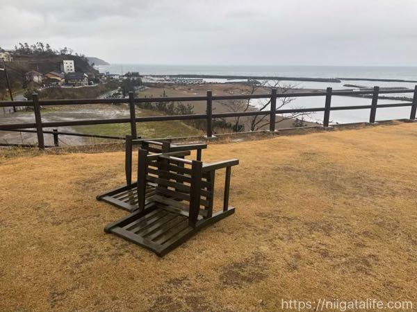【柏崎の海岸】パンといす。へ