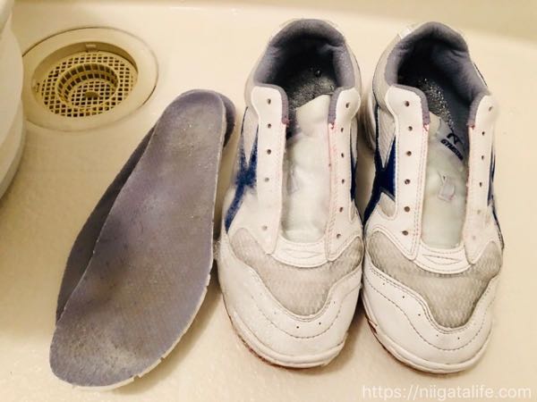 【上履きオキシ漬け】で汚れをごっそり落とす！