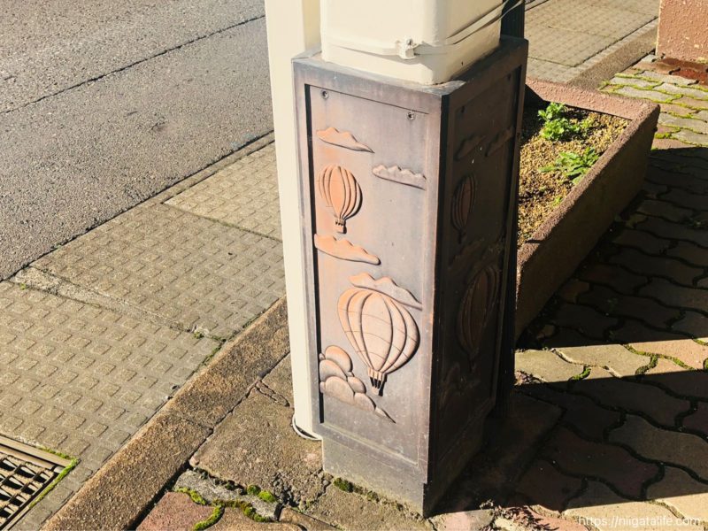 小千谷市内の街角写真 ニシキゴイがいっぱい