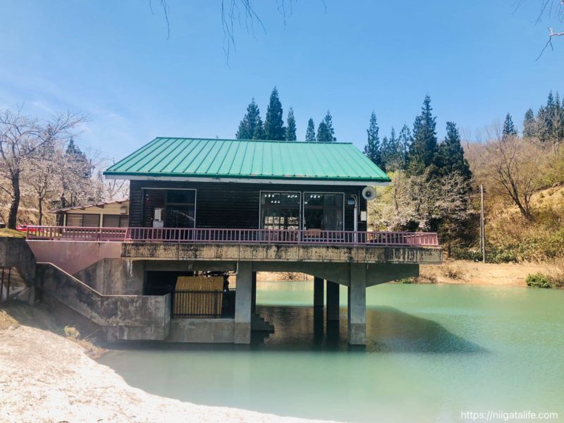 道の駅いりひろせ 湖上レストラン鏡ヶ池で美味しい山菜そばを食べました