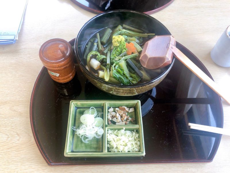 道の駅いりひろせ 湖上レストラン鏡ヶ池で美味しい山菜そばを食べました
