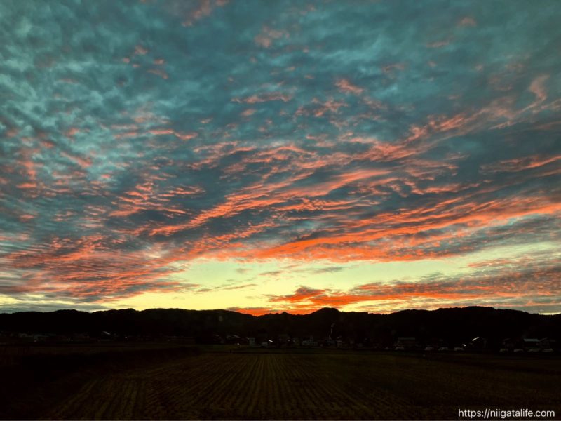 池に映る夕日 小千谷市山本山第一調整池
