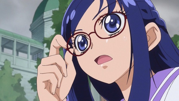 眼鏡をかける菱川六花