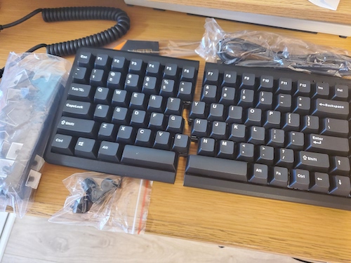 Keychron V8（アリス配列・赤軸）を買った - アウトプッツ