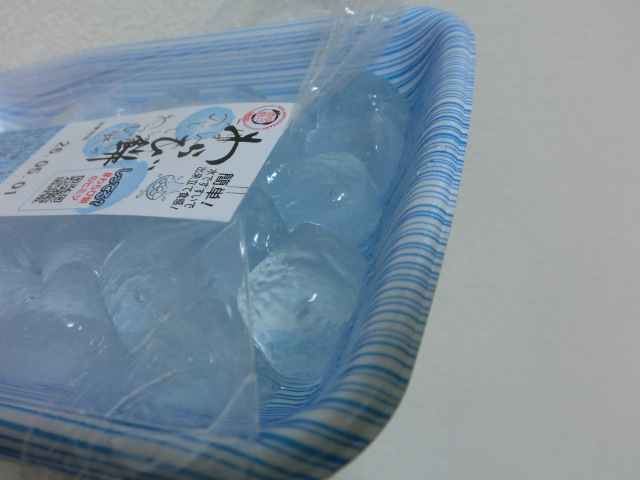 わらび餅を水で洗う