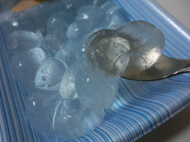 水ですすぐとつるつるわらび餅