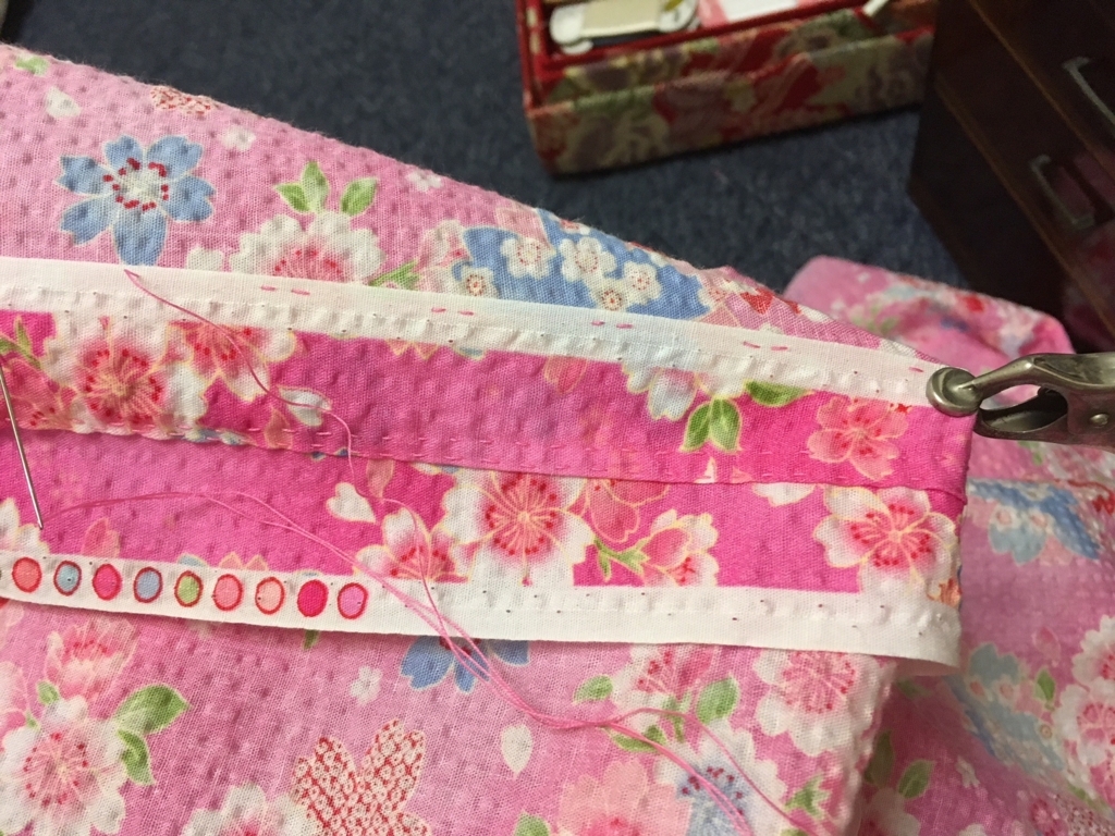 こどもの浴衣 四つ身 を作る Day7 脇縫い代の始末 身八ツ口のかんぬきどめ 着物好きが育てたら 着物好きな娘になったので こどもの浴衣 四つ身 を作る Day7 脇縫い代の始末 身八ツ口のかんぬきどめ 着物好きが育てたら 着物好きな娘になったので