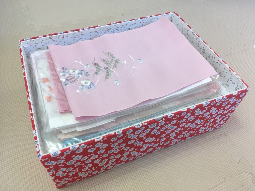 半衿などを仕舞うための木の箱です。良いものです 半衿などを仕舞うための木の箱です。良いものです