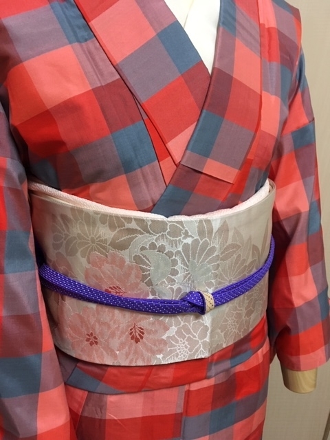 着物コーディネート帖】明るい桃色のブロックチェックの米沢紬着物に春