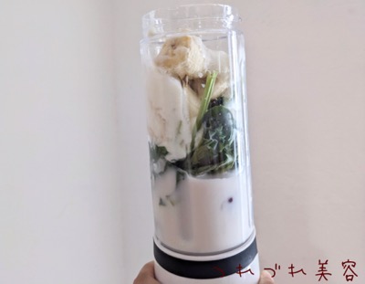 不明ですがミキサーの様です sumuu(スムウ) ハンドミキサー アンド・ニイー 一台で泡立て