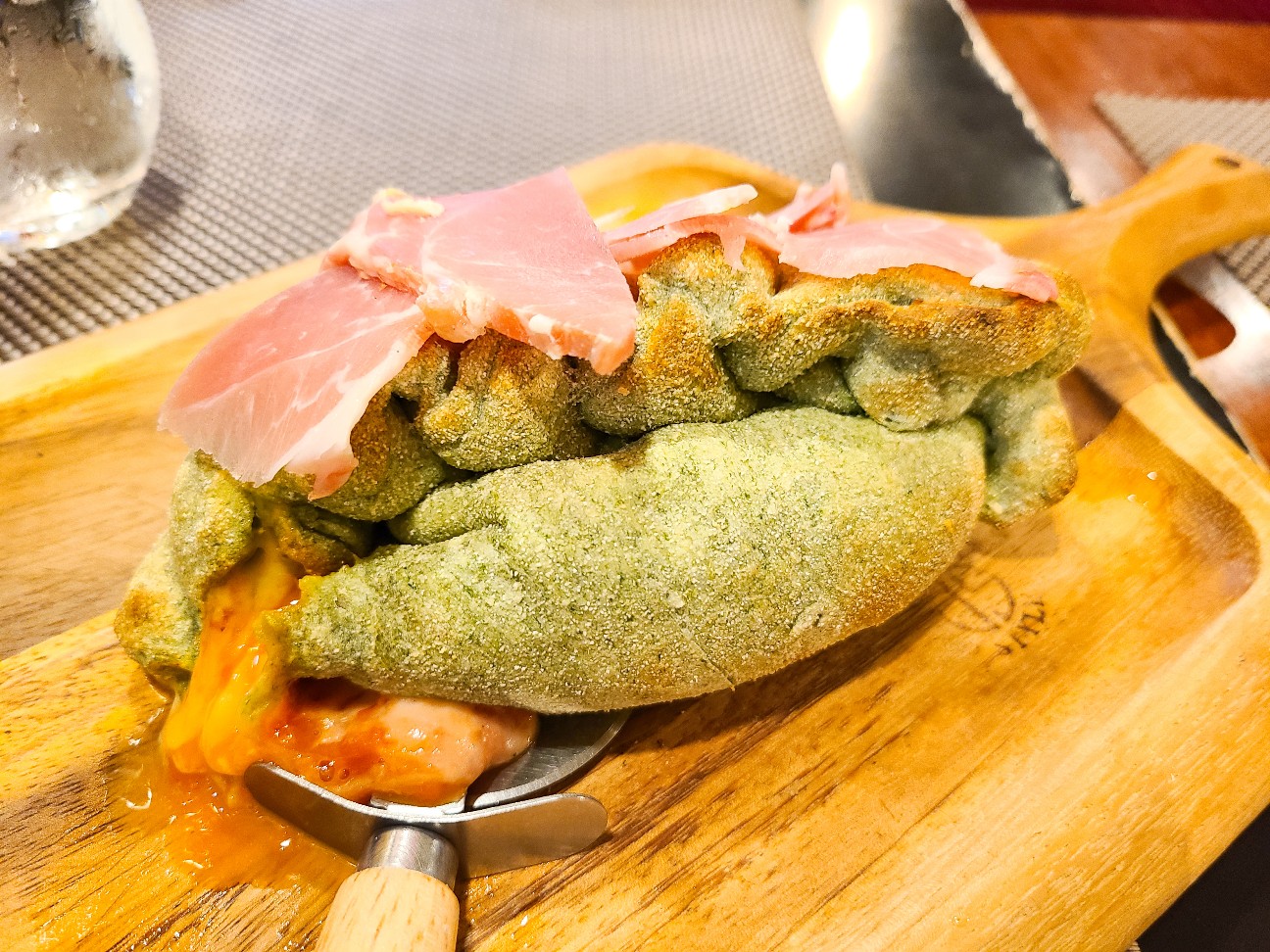 マルタ 新橋 マルタ料理専門店の包み焼きピッツァが楽しめるランチ 生ハムと玉子の包み焼きピッツァ 御成門プログラマーのグルメ記録