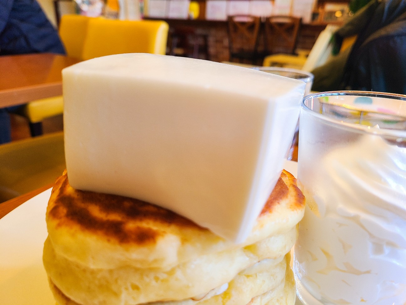 Egg Moon Cafe 埼玉県上福岡 まるで豆腐 大きなレアチーズの乗ったパンケーキ クリームチーズパンケーキ 御成門プログラマーのグルメ記録