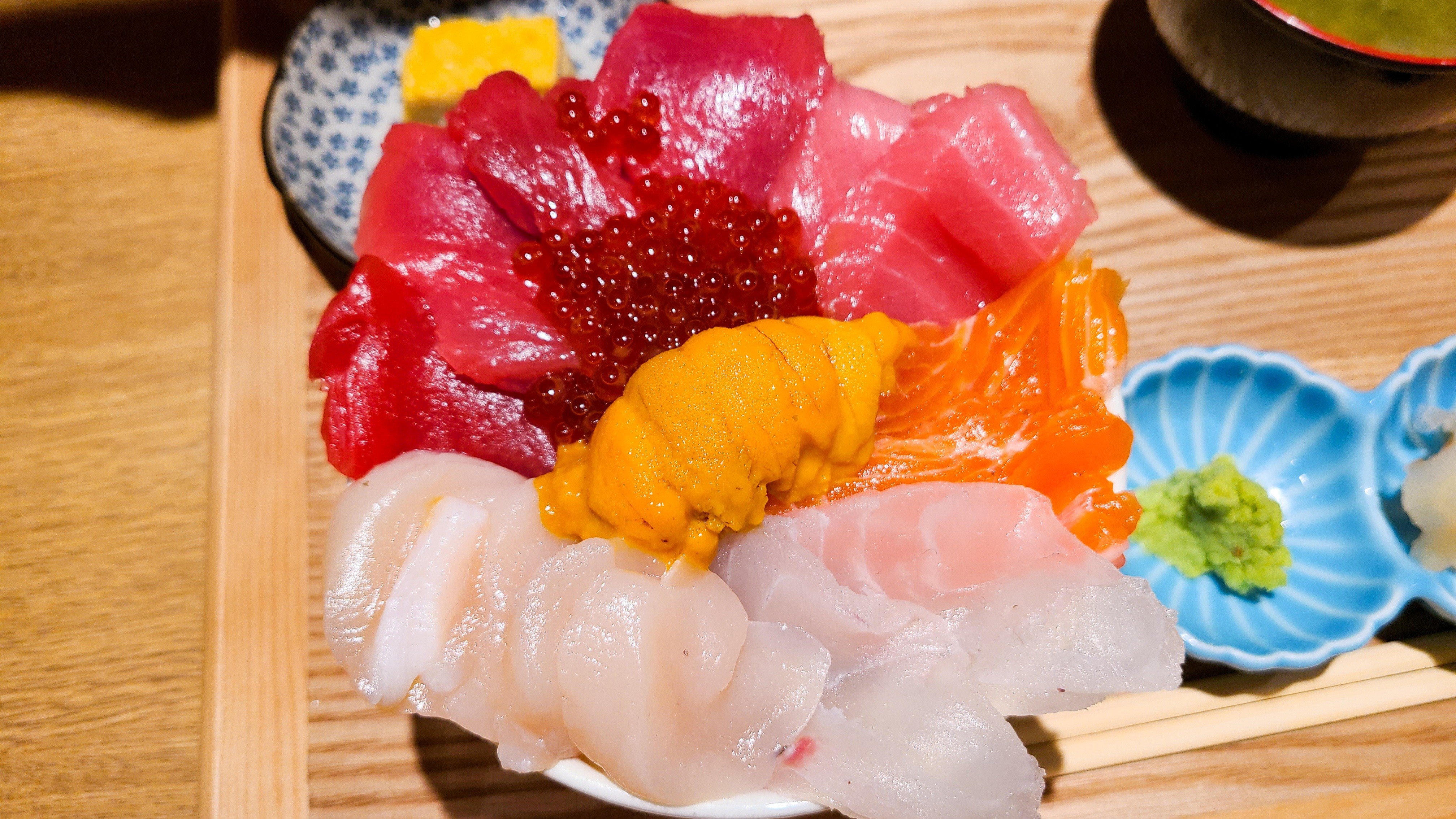 みこ食堂 新橋 贅沢海鮮を味わえる立食い海鮮丼専門店でランチ 日替わりみこ丼 大 御成門プログラマーのグルメ記録