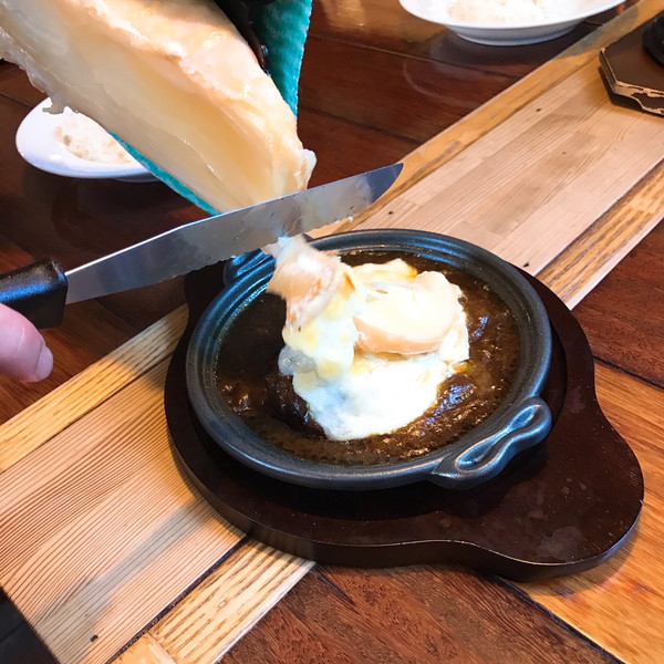 ミンチェッタのラクレットハンバーグカレー