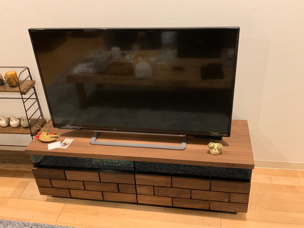 テレビ台の上のテレビ
