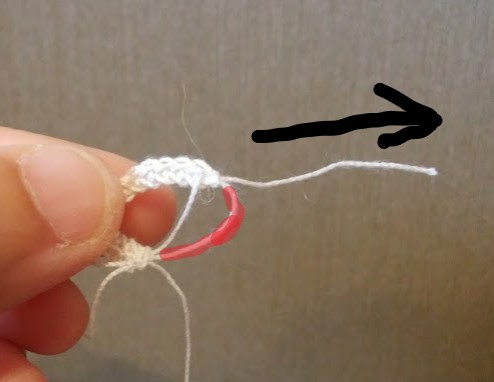 輪を小さくする1、糸端を引っ張る
