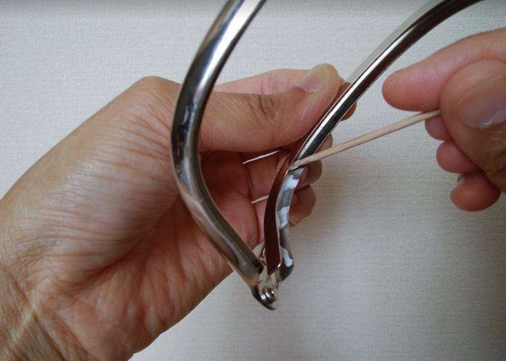 がま口に木工用ボンドを塗る
