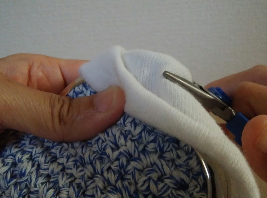 ペンチで絞めるときに布をはさむ