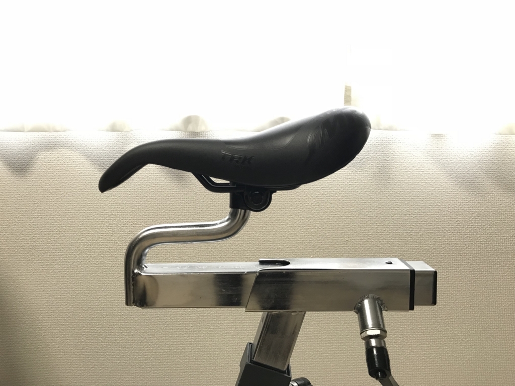 あひる スピンバイクに穴あきサドル（VELO Plush VL4126、セラSMP TRK