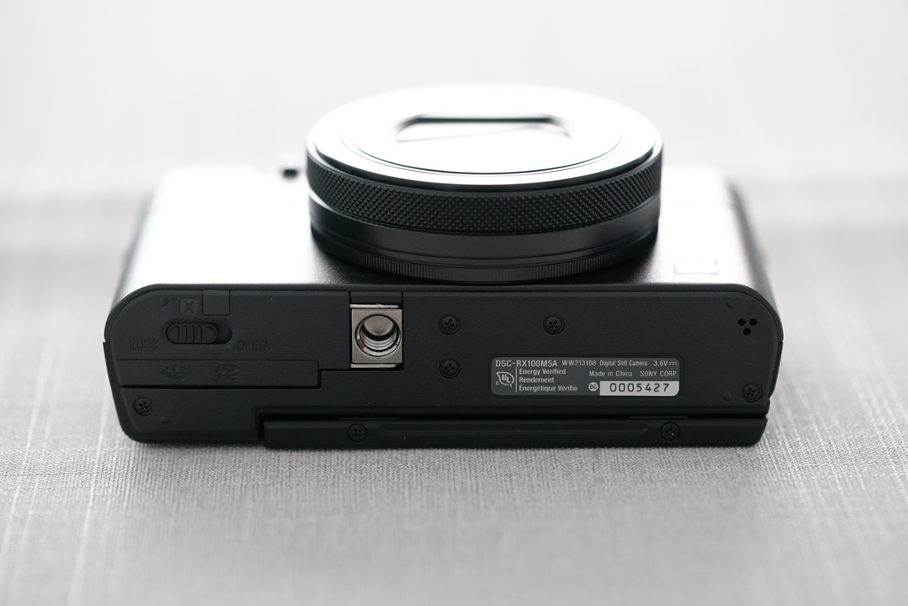 ソニーの最強コンデジ「RX100M5A」と「カメラポーチ02