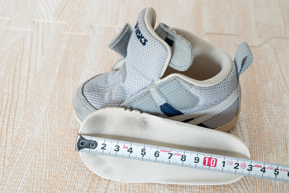 1歳から2歳向けのベビーシューズ アシックス ニューバランス コンバース アディダス のサイズの違いを比較してみた Tugu View