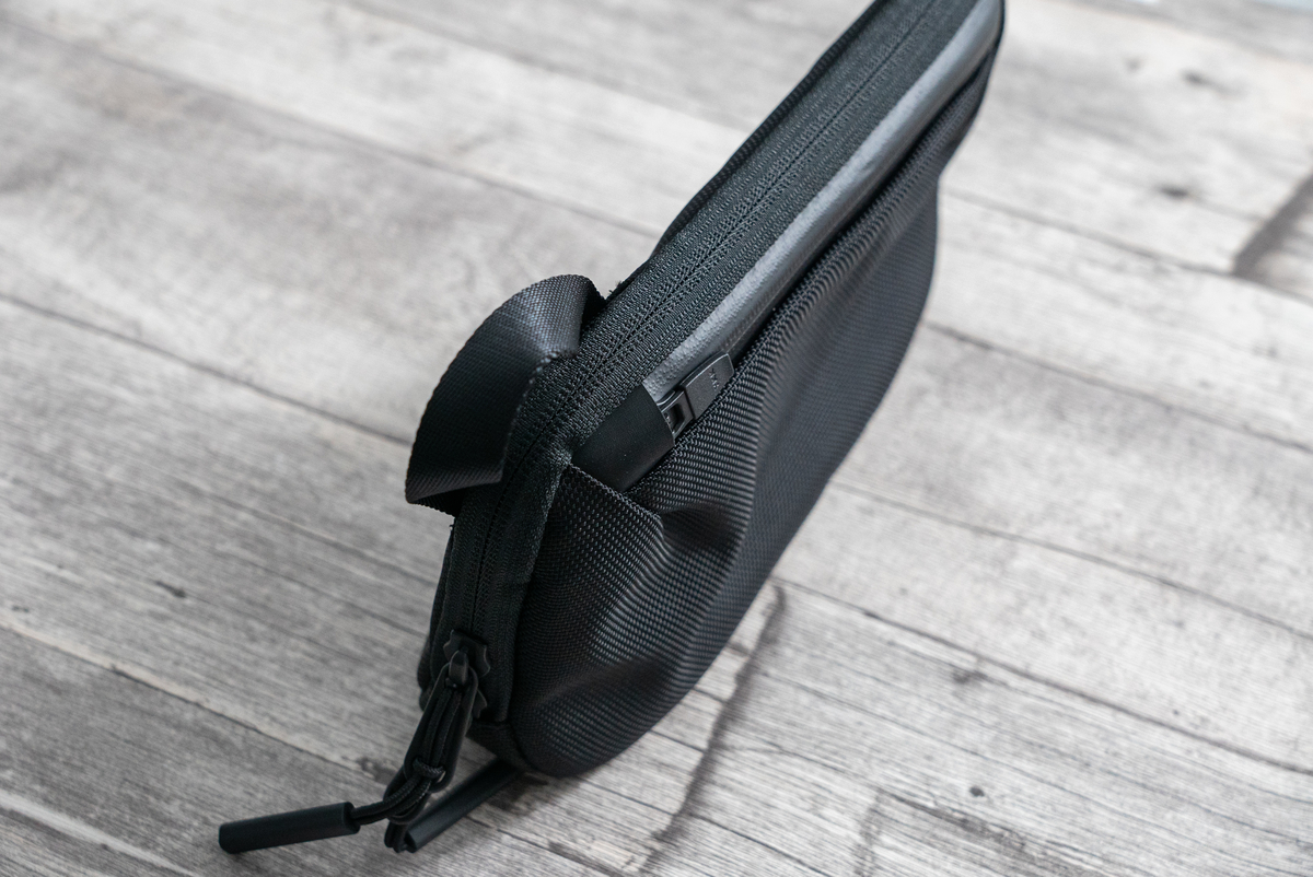 Aer Slim Pouch Black ガジェットポーチ Aer（エアー）のガジェットケース「SLIM POUCH」を買ってみた