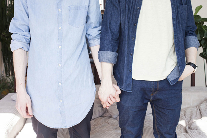 カップル入店禁止ポスターの阻まれるLGBTのカップルたち