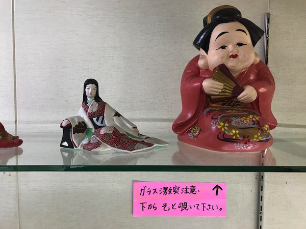 下から見るとヤバい人形
