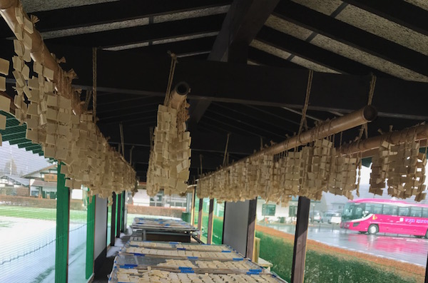 高野豆腐が干してある