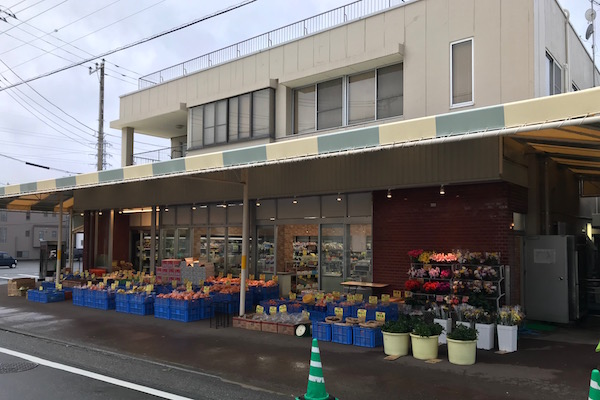 望月商店。見た目は普通の八百屋さん。