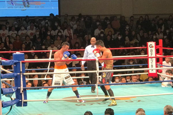 永野祐樹選手と小原佳太選手の試合中