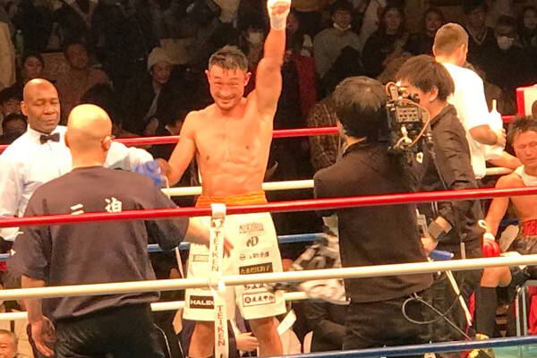 試合終了後。勝ち名乗りを上げる小原選手と、コーナーでうなだれる永野選手