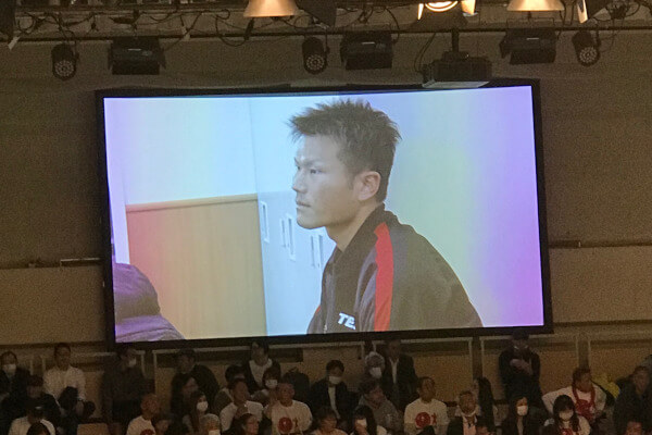 f:id:tukamen:20200208190126j:plain スクリーンに映し出された控室の永野祐樹選手