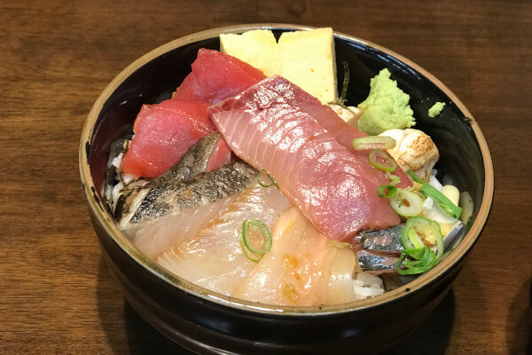 信頼の定食屋丼万次郎の、信頼のメニュー「小田原地魚漬け丼（880円・税別）」