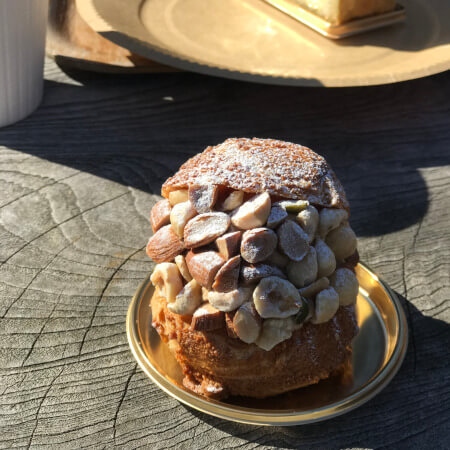 なんとかザンヌという、シュークリームにナッツが多数突き刺さったもの