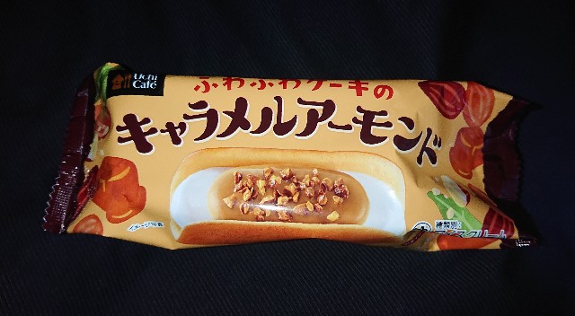 ウチカフェ ふわふわケーキのキャラメルアーモンド ローソン限定のカロリーや値段が気になるアイス商品 コンビニのチョコとアイス 新商品の美味しい物を食べたいんじゃ コンオイジャ