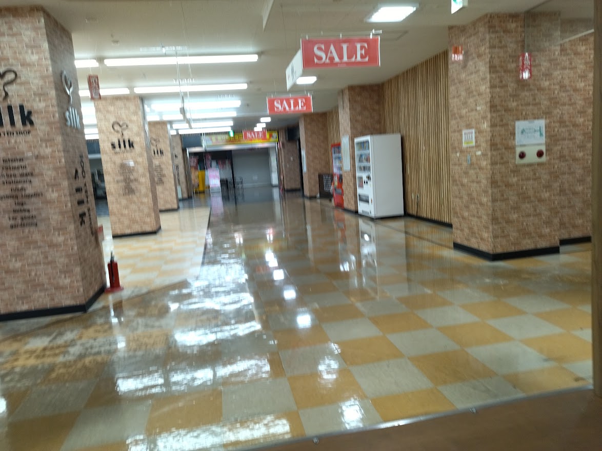 群馬県太田市 テナント店舗がほぼ撤退状態まるでドラクエのダンジョン ドン キホーテ太田店 ゲーム積み立て名人 群馬県太田市 テナント店舗がほぼ撤退状態まるでドラクエのダンジョン ドン キホーテ太田店 ゲーム積み立て名人