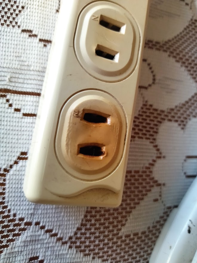 【あわや火災】延長コードのコンセントの差し込み口が電圧による熱で溶けていた・・・・ ゲーム積み立て名人
