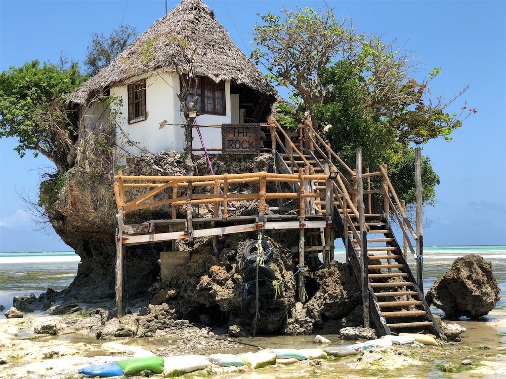 タンザニア ザンジバル島 海に浮かぶレストラン The Rock 旅レジ 旅するレジデント