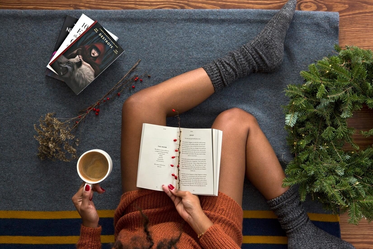 コーヒーを飲みながら読書をする女性
