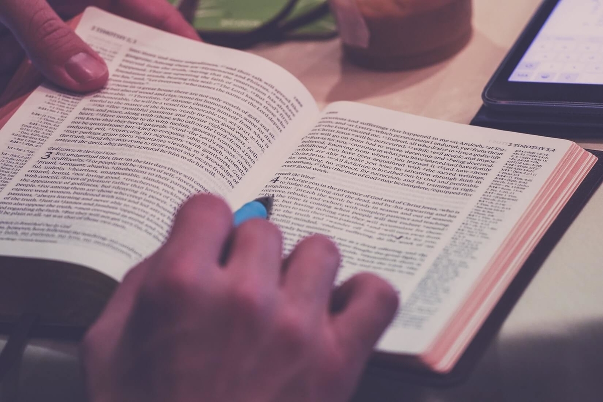 ペンを持ちながら読書