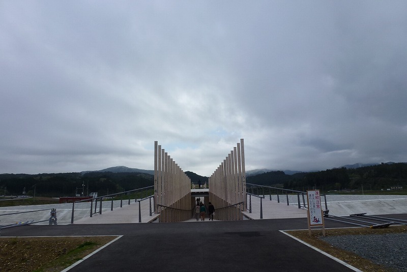 祈りの場所とさんさん商店街を繋ぐ「中橋」