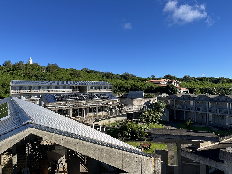 ハマユウ荘展望台より北大東島灯台を望む