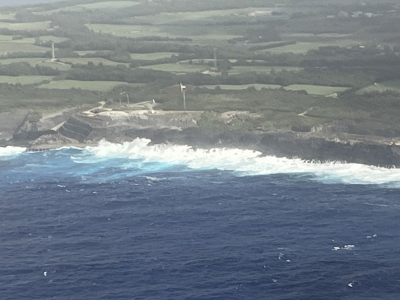飛行機の窓から見た南大東島