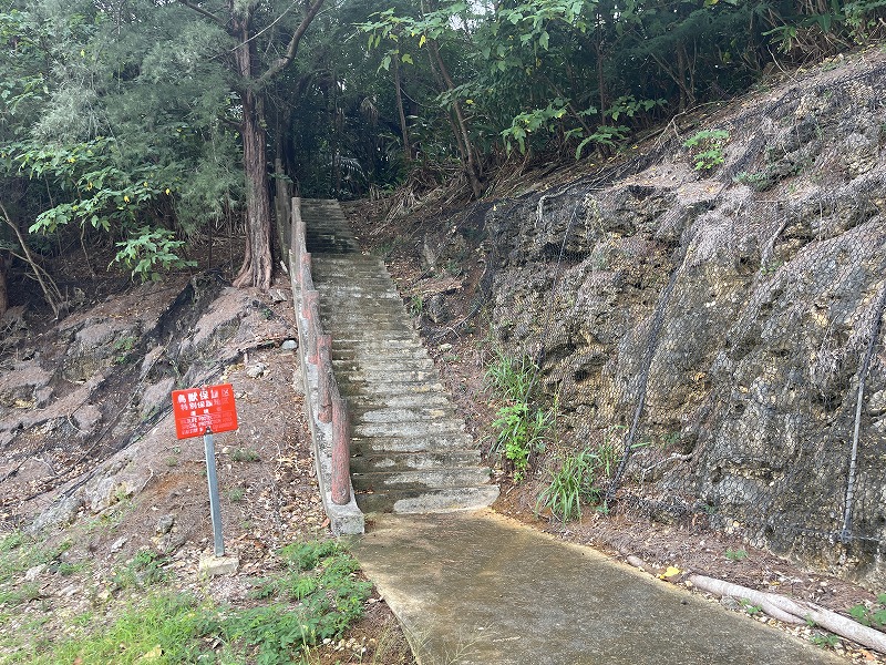 忠魂碑への階段　南大東島
