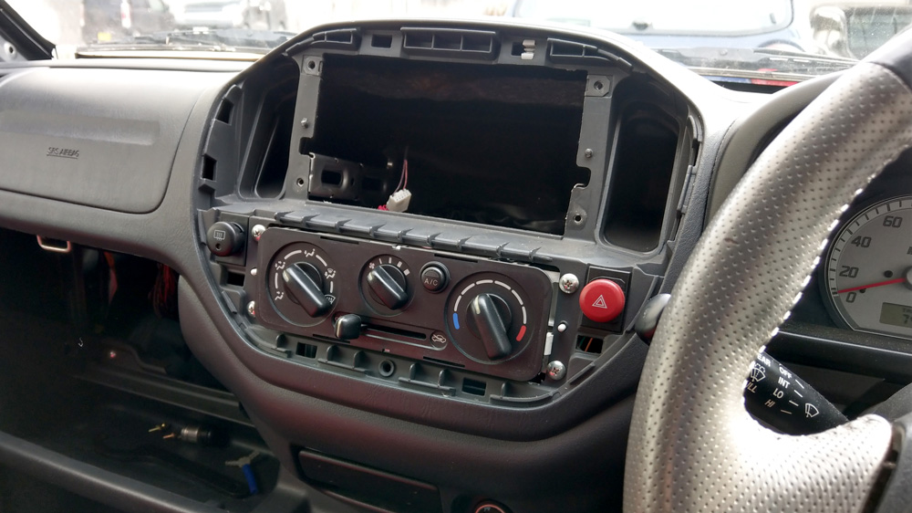 室内をバラす（ダッシュボード） - サンデーメカニック見習いのクルマ 