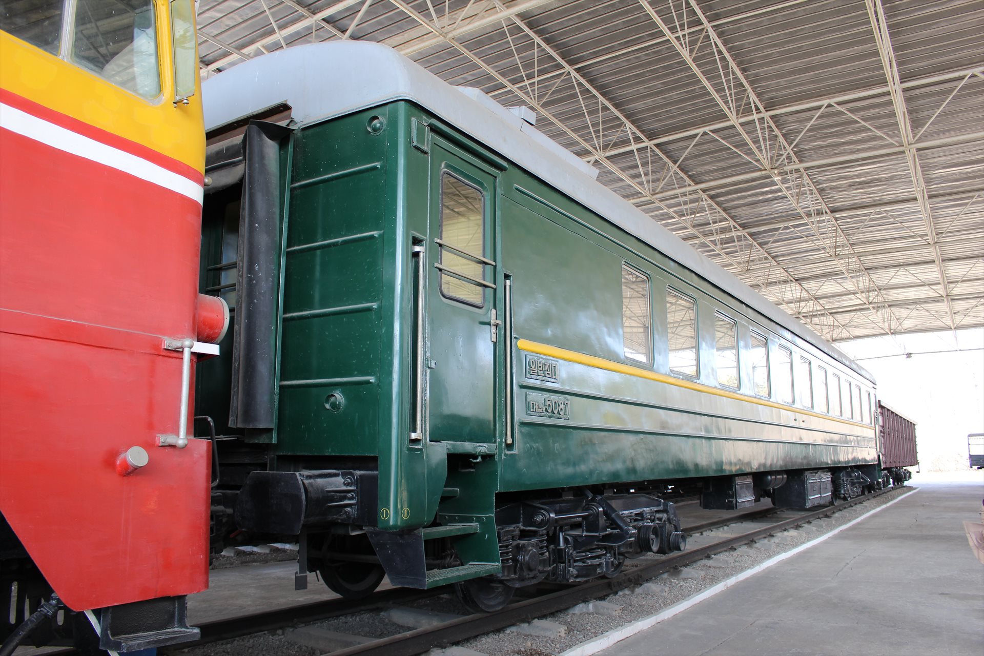 3大革命展示館で北朝鮮の電車やバスを見る 朝鮮平壌開城巡検 01-11